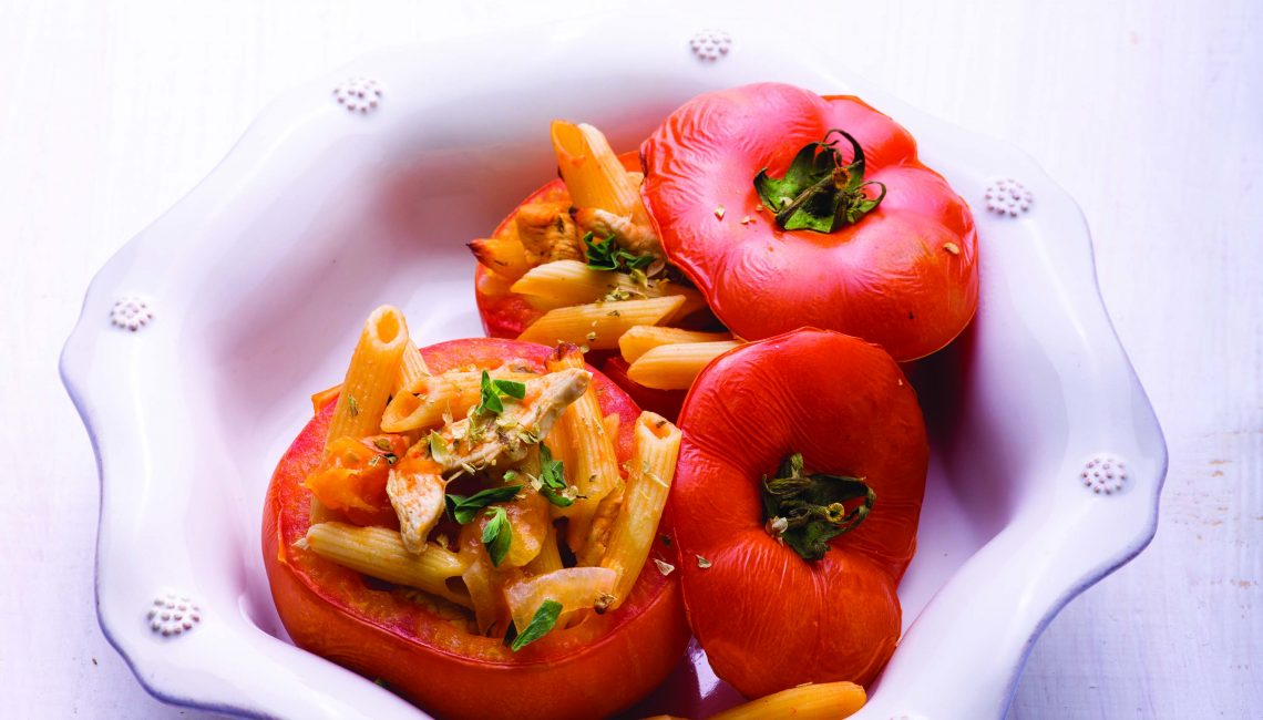 Frango em caixa de tomate com macarronete integral